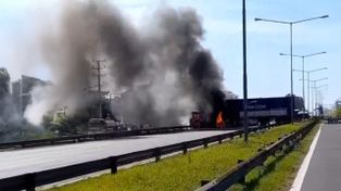 Tragedia en Panamericana: tres muertos tras el choque de dos camiones y dos autos