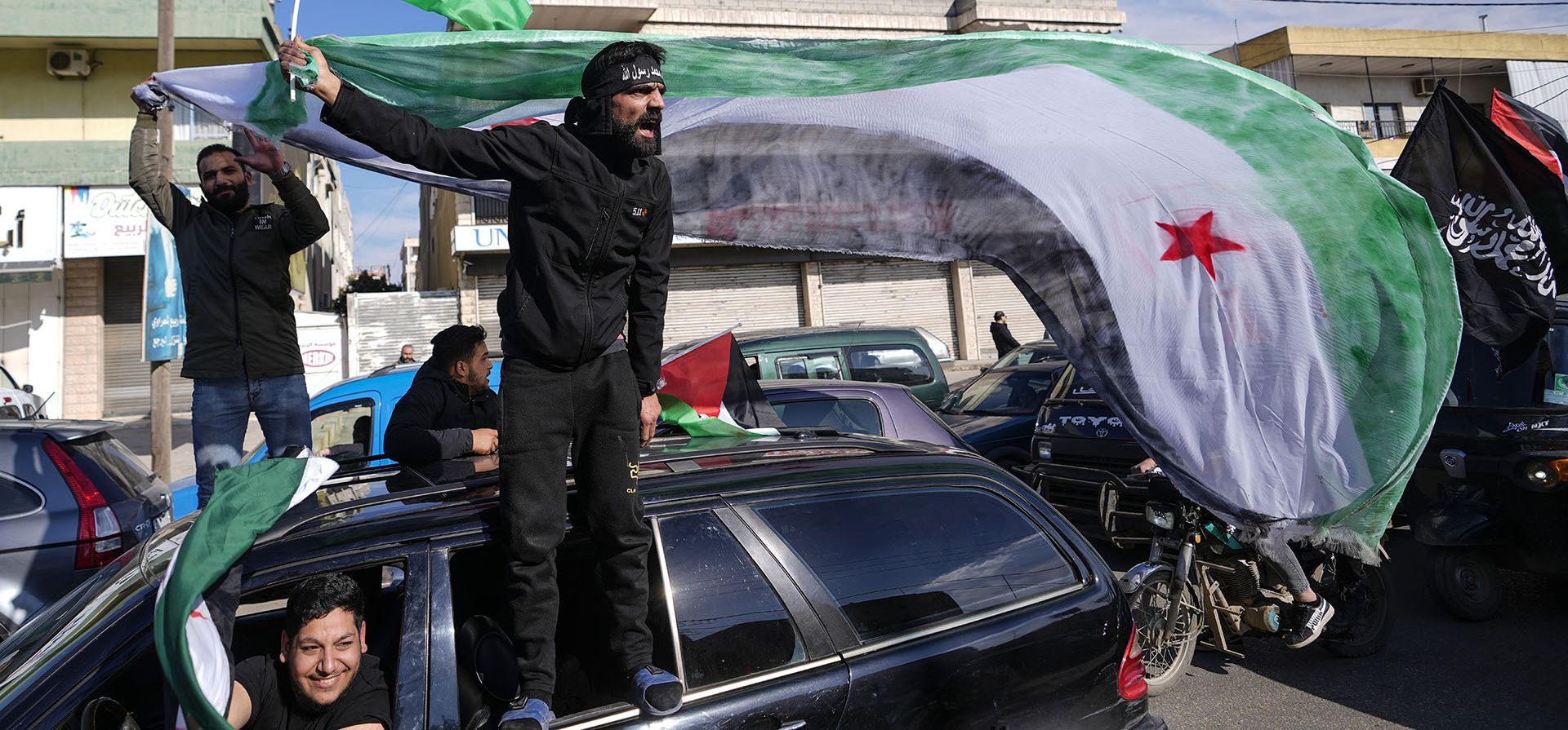 Los sirios celebran la caída del gobierno del presidente sirio Bashar Assad en la ciudad de Bar Elias, Líbano, cerca de la frontera con Siria, el domingo 8 de diciembre de 2024. (Foto AP/Hassan Ammar) Los sirios celebran la caída del gobierno del presidente sirio Bashar Assad en la ciudad de Bar Elias, Líbano, cerca de la frontera con Siria, el domingo 8 de diciembre de 2024. (Foto AP/Hassan Ammar)