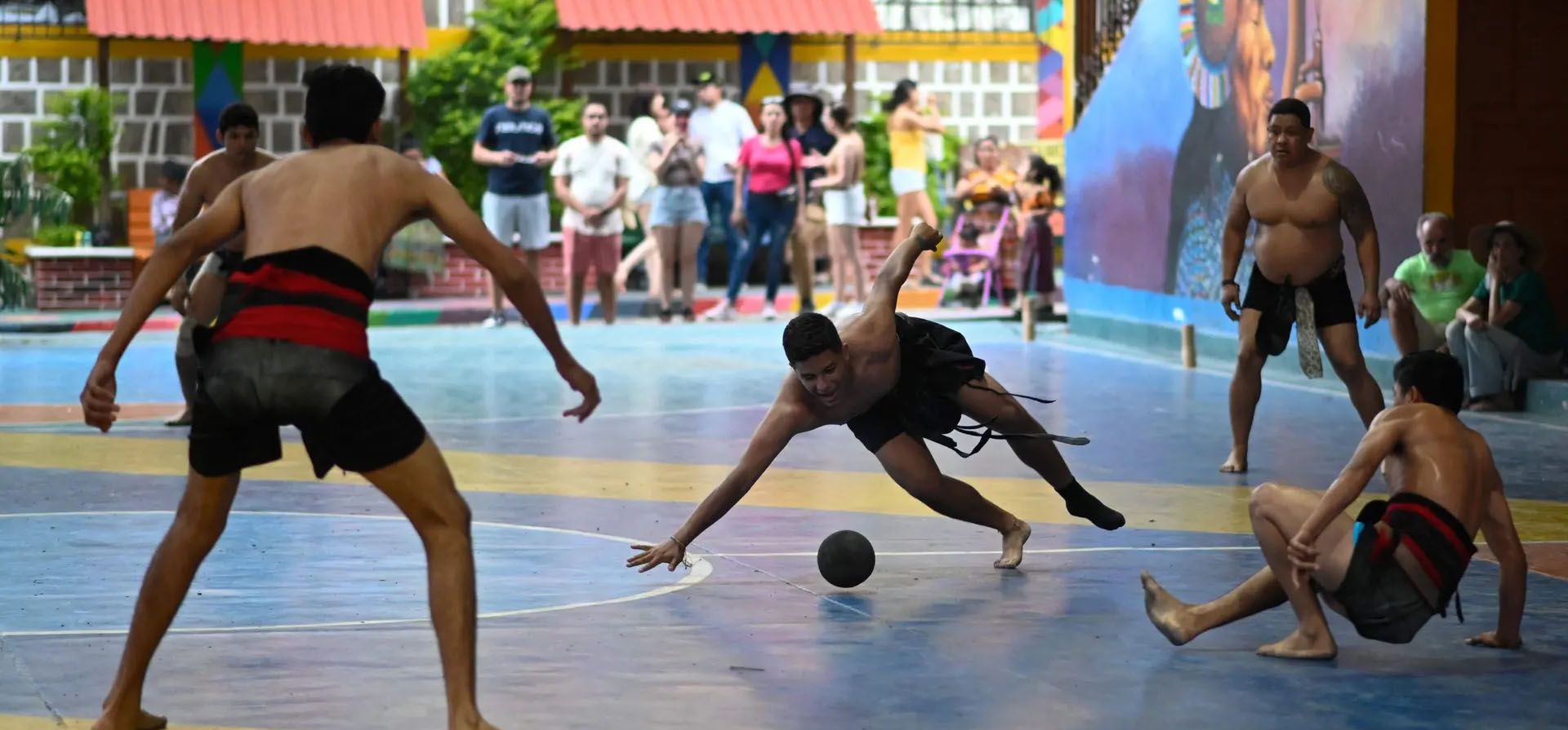 San Juan La Laguna, Guatemala. Un equipo salvadoreño se enfrenta a jugadores rivales de Honduras durante el tercer torneo de juego de pelota maya centroamericano. Equipos de Guatemala, Honduras y El Salvador compiten en un torneo que busca mantener vivo el juego ancestral. Fotografía: Johan Ordóñez/AFP/Getty Images San Juan La Laguna, Guatemala. Un equipo salvadoreño se enfrenta a jugadores rivales de Honduras durante el tercer torneo de juego de pelota maya centroamericano. Equipos de Guatemala, Honduras y El Salvador compiten en un torneo que busca mantener vivo el juego ancestral. Fotografía: Johan Ordóñez/AFP/Getty Images