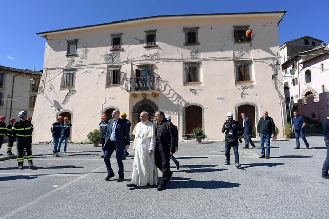 El Papa Francisco llegó de sorpresa a Amatrice y hubo un sismo