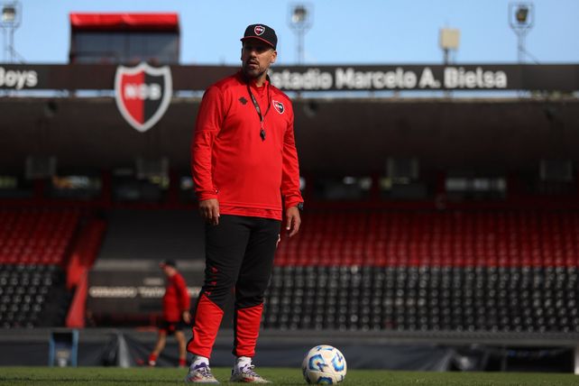 Fabbiani busca el momento justo para darles minutos a otros jugadores en Newells.