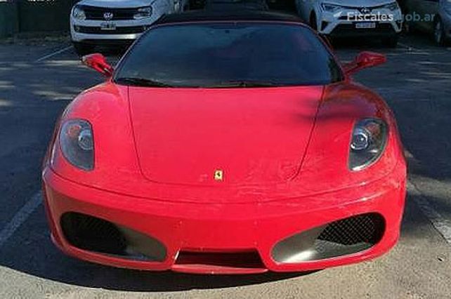 La famosa Ferrari F430 que un juez federal ordenó subastar para evitar su deterioro y los gastos de mantenimiento.