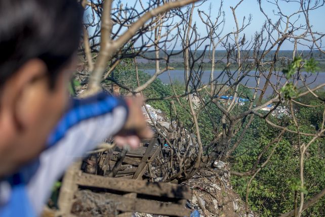 En calle Don Segundo Sombra al final, once familias viven con riesgo de caer al vacío