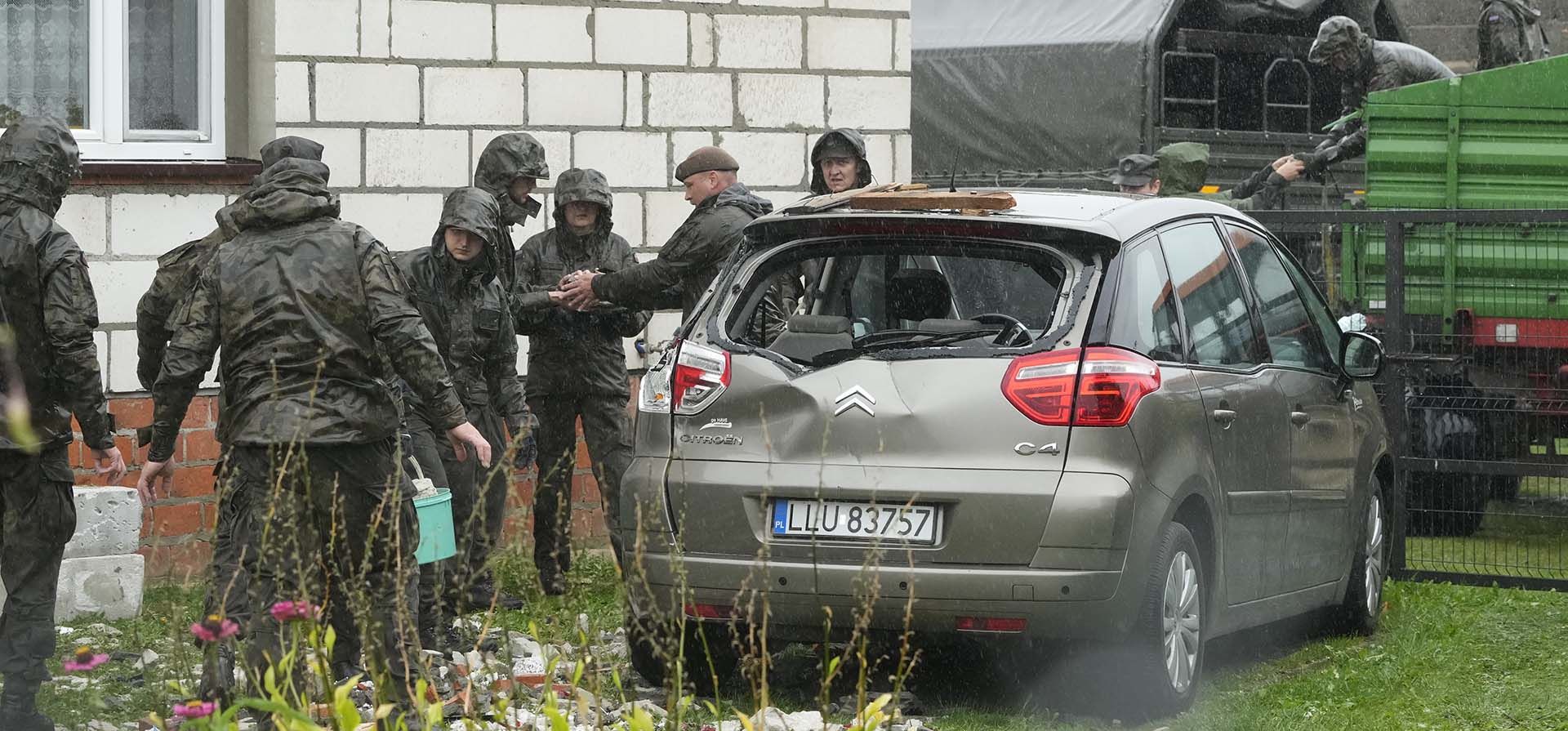 Oficiales de defensa territorial limpian los escombros del techo destruido de una casa, después de que drones rusos violaran el espacio aéreo polaco durante un ataque a Ucrania, en Wyryki, cerca de Lublin, Polonia, el jueves 11 de septiembre de 2025. (Foto AP/Czarek Sokolowski) Oficiales de defensa territorial limpian los escombros del techo destruido de una casa, después de que drones rusos violaran el espacio aéreo polaco durante un ataque a Ucrania, en Wyryki, cerca de Lublin, Polonia, el jueves 11 de septiembre de 2025. (Foto AP/Czarek Sokolowski)