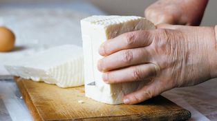 Anmat lanzó una advertencia por un lote del queso Cremón de La Serenísima: qué datos tener en cuenta