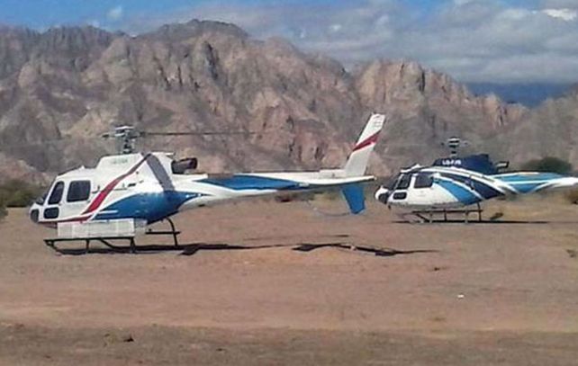 Los dos helicópteros siniestrados momentos antes de emprender el vuelo fatal. (Foto: gentileza Riojalibre.com.ar)