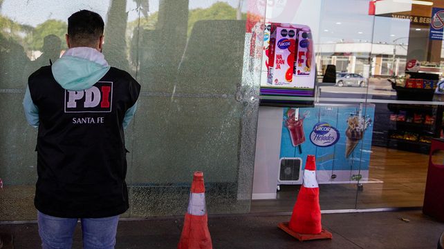 La PDI toma imágenes de los impactos de bala en el minishop de la estación de servicios de Oroño y Lamadrid.&nbsp;