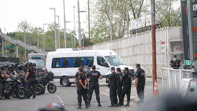 Los jugadores de la Scaloneta llegaron en diferentes combis.