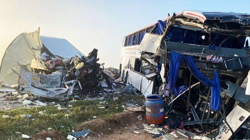 Choque frontal entre micro y camión deja al menos cuatro muertos en Ruta 3