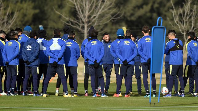 Carlos Tevez frente al grupo
