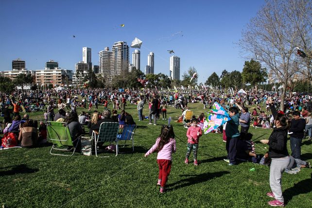 El cielo rosarino se cubrió de barriletes sobre el Parque Scalabrini Ortiz