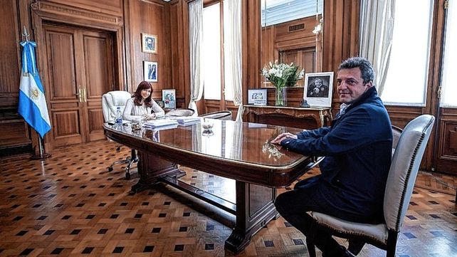El precandidato a presidente pasó la tarde en Diputados y más tarde se cruzó al Senado para ver a Cristina Fernández.