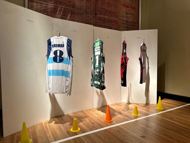 Exhiben objetos deportivos del basquetbolista venadense Walter Herramnn en el museo regional Cayetano Silva