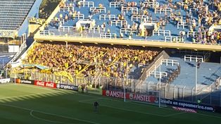 Hinchas auriazules arrojan las vallas de la tribuna alta de Génova hacia donde estaban los de Peñarol.