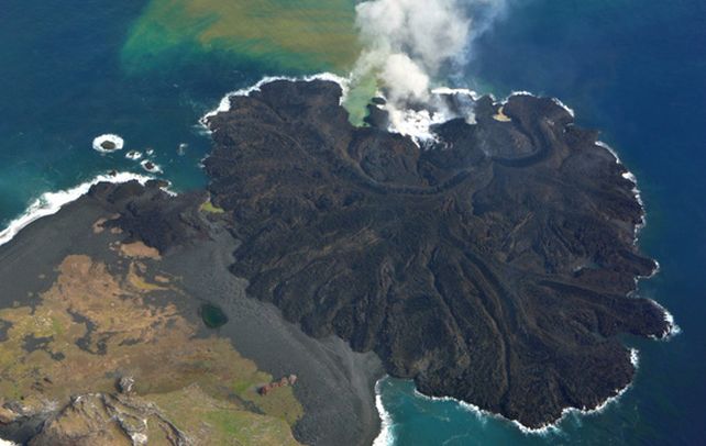 Sorprendente. La formación emergió en noviembre de 2013 a 1.000 kilómetros de la costa de Japón.