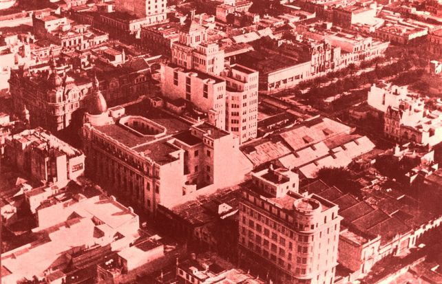 Aérea de tres de las esquinas de Corrientes y Córdoba que fueron ejecutadas por la empresa Candia. Tambén se ve los altos del Palacio Minetti.