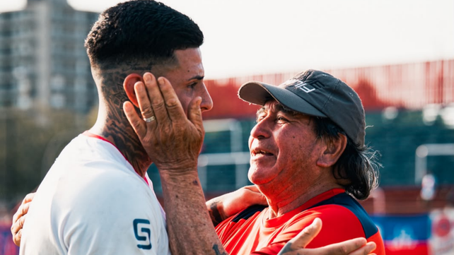 Diego Barrionuevo.&nbsp;El delantero anotó los primeros goles en el Matador y recibe el abrazo del utilero Juan Chupa González.&nbsp;