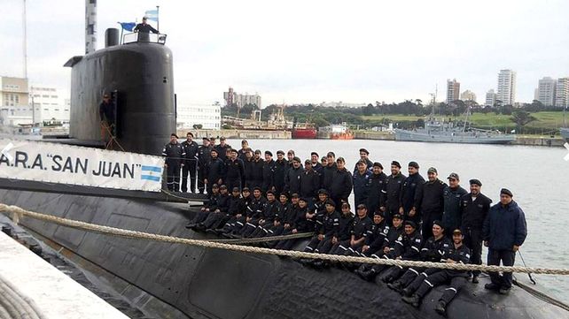 Tripulantes del ARA San Juan posan en el puerto. La desaparición de la nave enlutó al país.