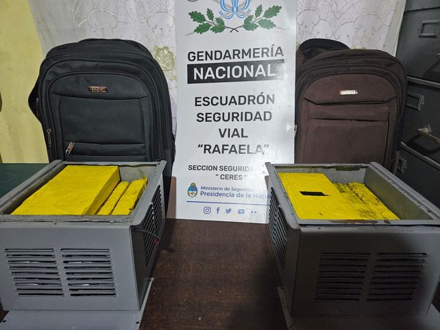 Ceres: Gendarmería detuvo a dos bolivianos en un micro y les halló casi 13 kilos de cocaína