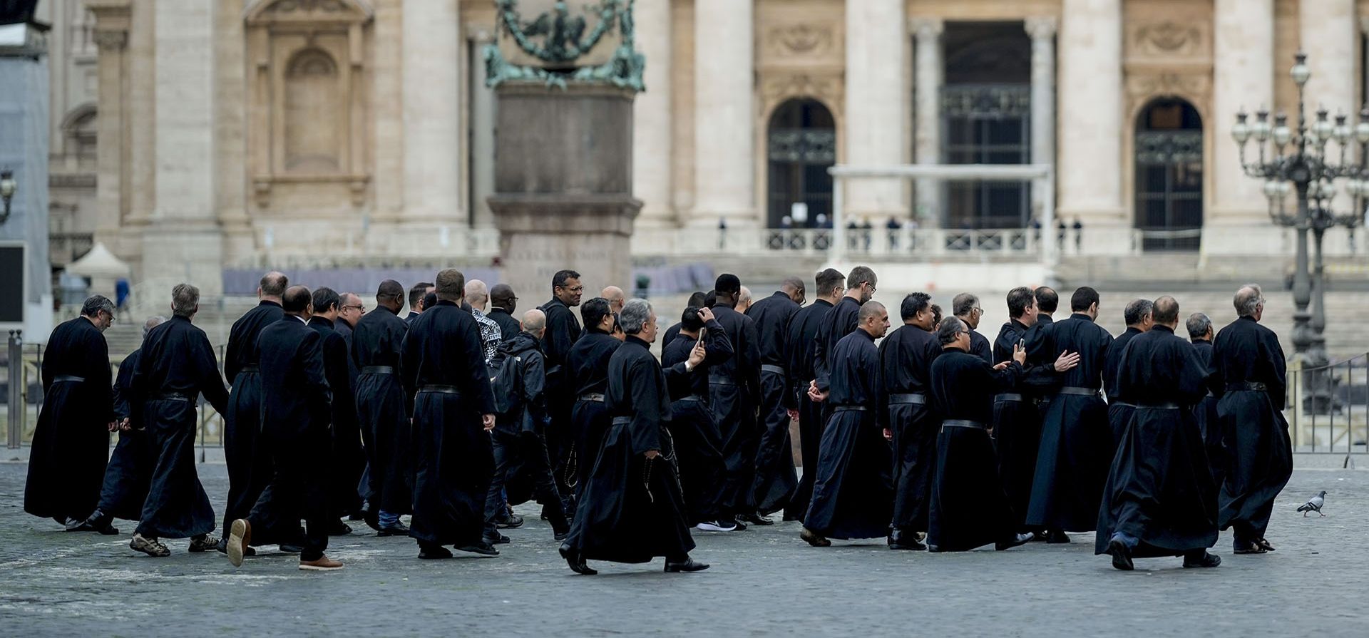Un grupo de sacerdotes pasa por la Basílica de San Pedro en el Vaticano, el viernes 25 de octubre de 2024. (Foto AP/Andrew Medichini) Un grupo de sacerdotes pasa por la Basílica de San Pedro en el Vaticano, el viernes 25 de octubre de 2024. (Foto AP/Andrew Medichini)
