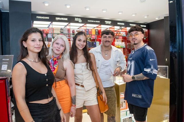 Carolina Cimino, Valentina Balassone, Belén Cimino, Agustín Taborda y Facundo Mercado  