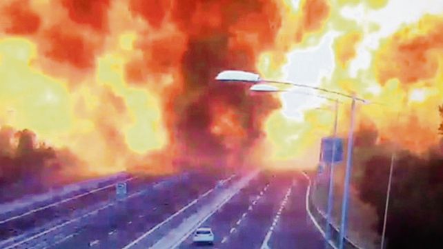 Pavoroso. El camión cisterna estalla y provoca una enorme bola de fuego.