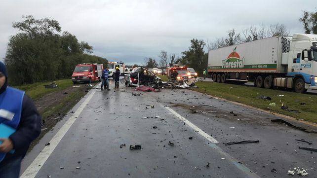 Accidente en Ruta 12: Dos personas fallecieron y cuatro resultaron heridas
