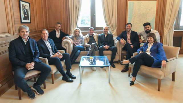 La mesa política del gobierno de Javier Milei analizó los principales proyectos que el oficialismo impulsa en el Congreso.&nbsp;