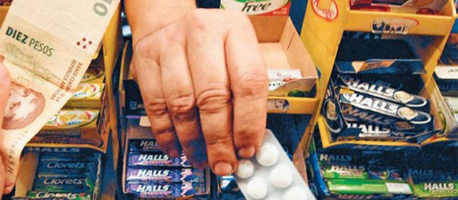 El 82 por ciento de los encuestados por los especialistas dijo no conocer los efectos adversos que pueden tener los remedios de venta libre. La mitad los toma por consejo de familiares o allegados.