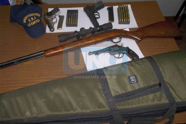 Secuestraron un miniarsenal de armas y balas en una investigación por un robo Secuestraron un miniarsenal de armas y balas en una investigación por un robo