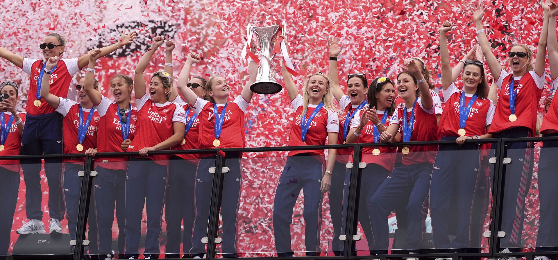 Kim Little y Leah Williamson, del Arsenal, sostienen el trofeo durante el desfile de las ganadoras de la Liga de Campeones Femenina en Londres, el lunes 26 de mayo de 2025. (Adam Davy/PA vía AP) Kim Little y Leah Williamson, del Arsenal, sostienen el trofeo durante el desfile de las ganadoras de la Liga de Campeones Femenina en Londres, el lunes 26 de mayo de 2025. (Adam Davy/PA vía AP)