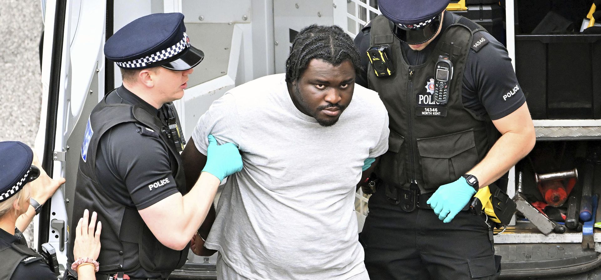 Anthony Esan llega al Tribunal de Magistrados de Medway en Chatham, Kent, Inglaterra, el jueves 25 de julio de 2024, donde es acusado del intento de asesinato del oficial del ejército, el teniente coronel Mark Teeton, cuartel general de los británicos. (Gareth Fuller/PA vía AP) Anthony Esan llega al Tribunal de Magistrados de Medway en Chatham, Kent, Inglaterra, el jueves 25 de julio de 2024, donde es acusado del intento de asesinato del oficial del ejército, el teniente coronel Mark Teeton, cuartel general de los británicos. (Gareth Fuller/PA vía AP)