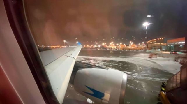 El vuelo de Areolíneas Argentinas que trae las vacunas contra el Covid-19 sufrió demoras en la carga por un temporal de nieve.