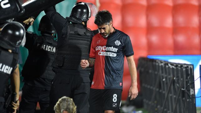 Los hinchas de Newells mostraron su descontento por la derrota ante Sarmiento. Pérez fue uno que padeció el momento.