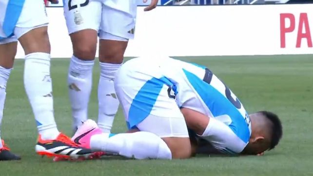 Lautaro Martínez quedó en el piso luego de un taco suyo que derivó en un patada. Argentina y Ecuador juegan con todo