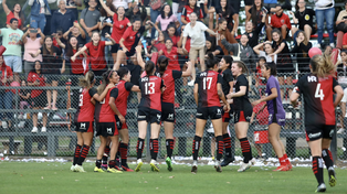 Festejo alocado. Newell’s celebra el paso a la final por el segundo ascenso a primera y quieren repetir esta alegría hoy en Córdoba.
