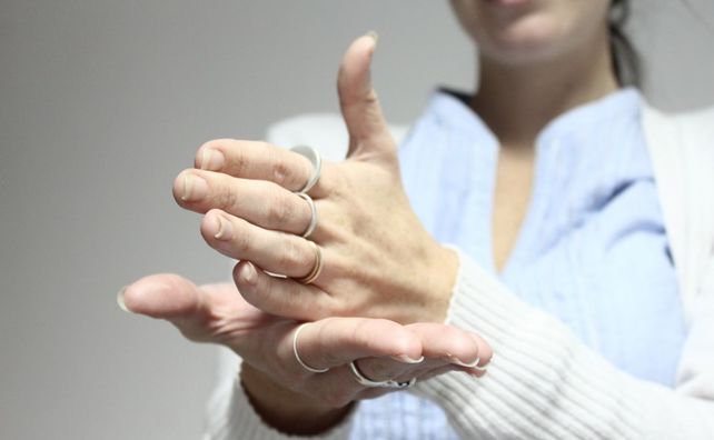 Diseñan guante que traduce lenguaje de señas para sordomudos
