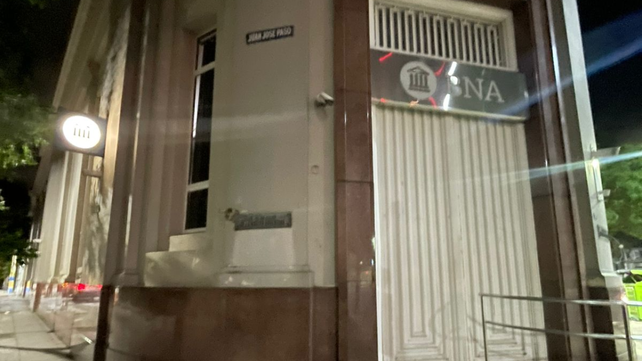 El Banco Nación de Alberdi y Juan J. Paso tiene una placa de bronce en el frente. Esta madrugada quisieron robarla