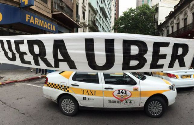 Uber se enfrentó con los taxistas en muchas de las ciudades donde funciona el servicio.