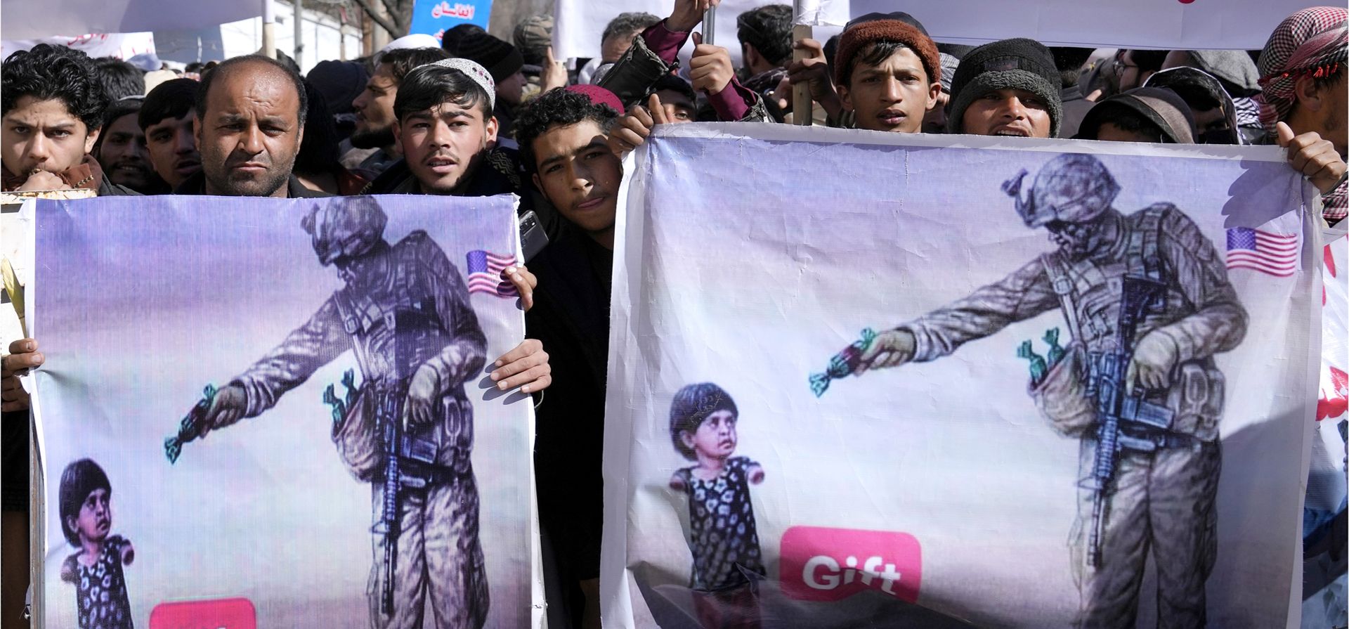 Manifestantes sostienen pancartas durante una protesta que condena la decisión del presidente Joe Biden sobre los activos afganos congelados en Kabul, Afganistán. Desde que los talibanes tomaron el poder, el banco central está impedido de acceder a cerca de 10.000 millones de dólares en reservas que tiene, principalmente en Estados Unidos. 