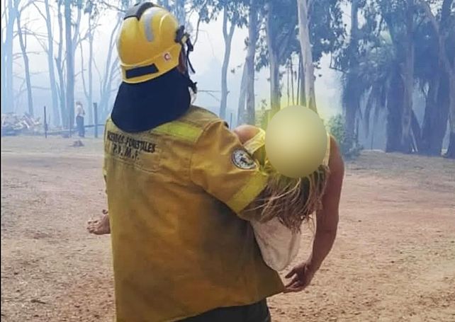 Tras seis horas de arduo trabajo de varias dotaciones de Bomberos y 10 unidades se sofocó el incendio en Concordia. Rescataron a una mujer&nbsp;