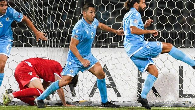 En acci&oacute;n. El zaguero central Rossi (camiseta 2) custodia el arco de San Marino ante una arremetida de Gibraltar