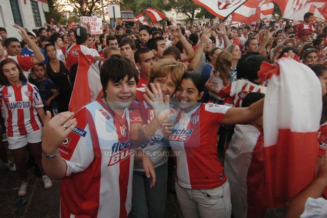El apoyo de los hinchas tatengues se sintió en la Avenida López y Planes