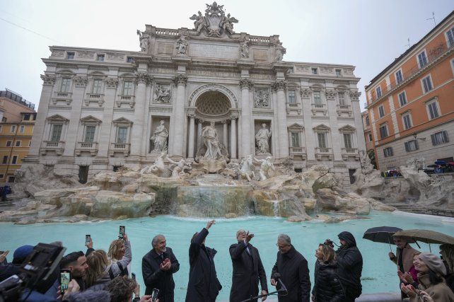 La Fuente de Trevi reabrió después de tres meses de renovaciones.