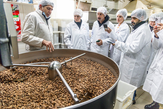 Roberto Rivero, jefe de planta de Mamushka, explica el proceso de producción de chocolate 