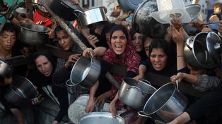 Palestinos esperan para recibir alimentos en el barrio de Rimal, en el centro de la ciudad de Gaza, Ciudad de Gaza, Gaza. Fotografía: Xinhua/Shutterstock
