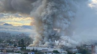 Gran incendio e inmediato desalojo en un hospital de Santiago de Chile