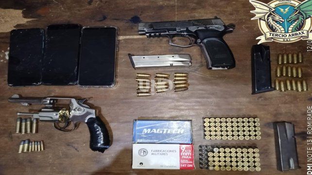 Cayeron dos hermanos con armas de fuego y más de 100 balas en el barrio Loyola Sur