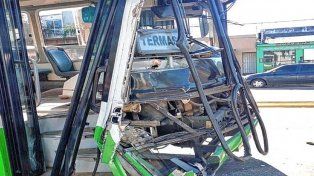 Daños importantes tuvo el colectivo que impactó de lleno al otro que estaba estacionado en avenida Monseñor Rösch.