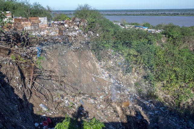 En calle Don Segundo Sombra al final, once familias viven con riesgo de caer al vacío